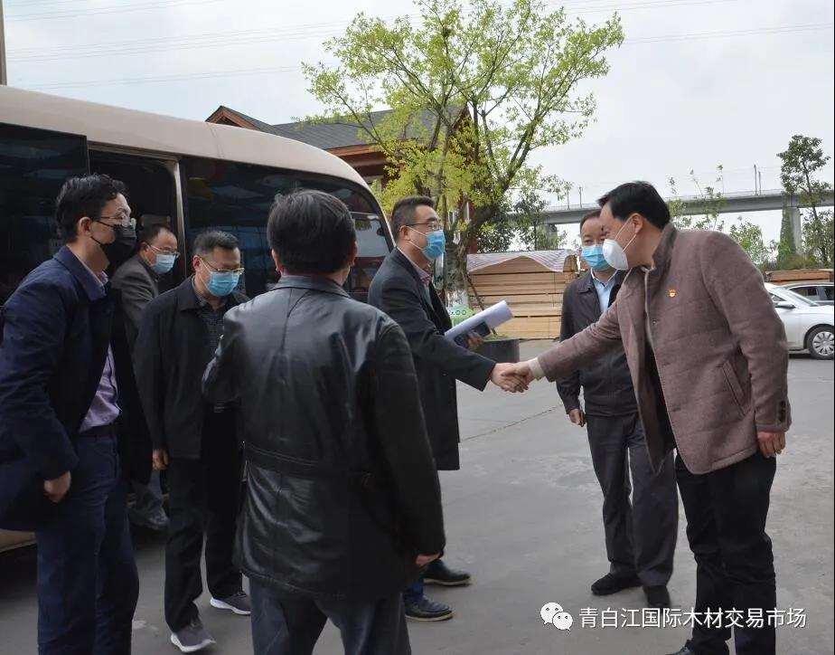 【中心動態(tài)】四川省供銷社黨組成員、副主任向益?zhèn)ヒ恍猩W臨我中心參觀調(diào)研