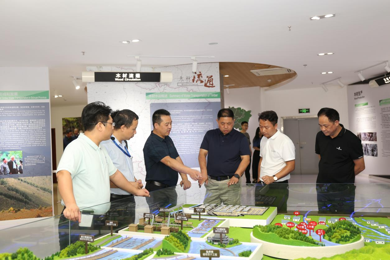 【中心動(dòng)態(tài)】安徽省六安市葉集經(jīng)濟(jì)開(kāi)發(fā)區(qū)、安徽人造板協(xié)會(huì)、合肥工業(yè)大學(xué)領(lǐng)導(dǎo)一行蒞臨我中心參觀交流